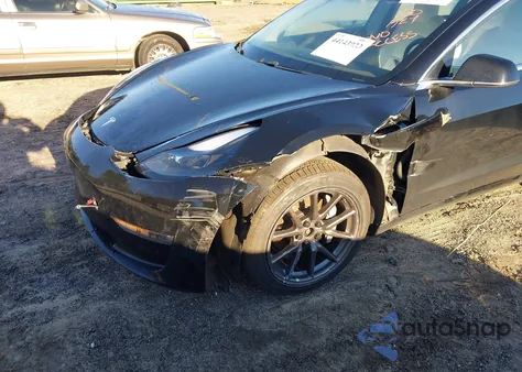 2018 Tesla Model 3 Long Range/Performance z USA, uszkodzony, nr VIN 5YJ3E1EBXJF170559